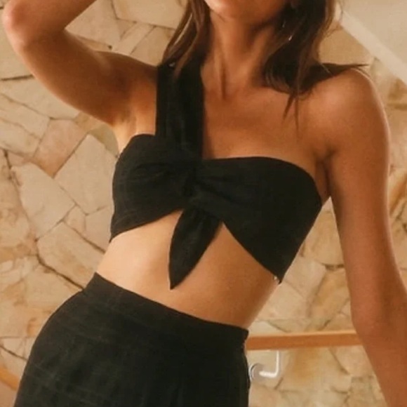 seven wonders Tops - SEVEN WONDERS BLACK MARBELLA SINGLE STRAP FRONT KNOT CROP TOP